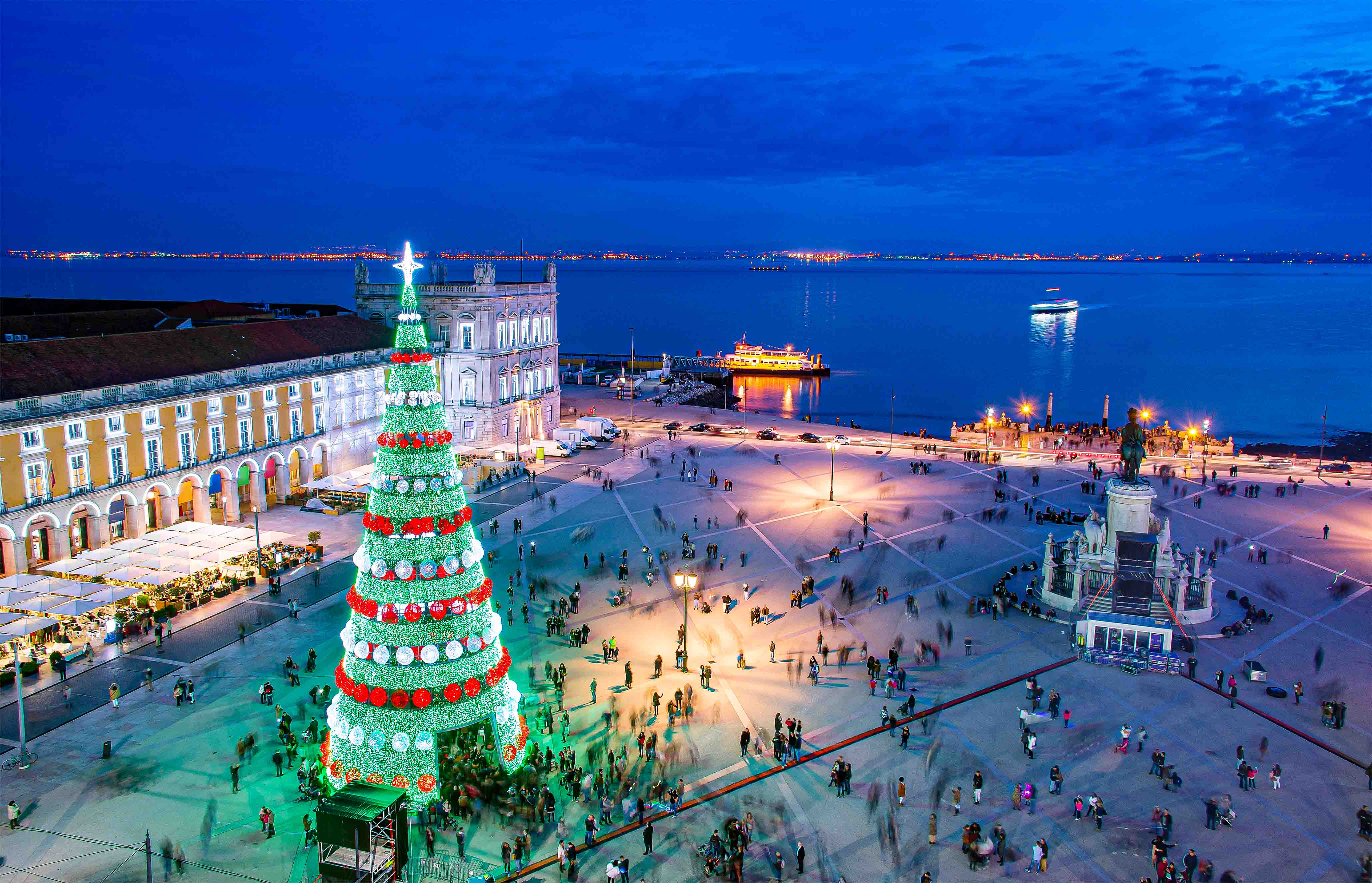 53b8efce2c727e93fb34f532b0b713f1-Christmas_in_Lisbon.jpg