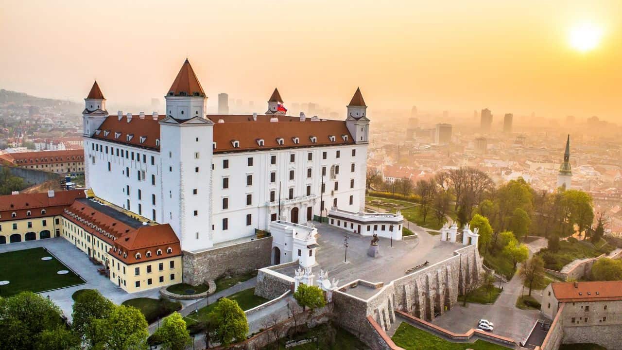 Castello-di-Bratislava-pds1mkdt5r9uybuszmndgl1d1wlfaz7ocmnppuea00.jpg