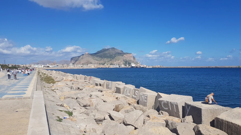 foro-italico-terrazza-sul-mare-vista-sul-porto-e-monte-pellegrino.webp