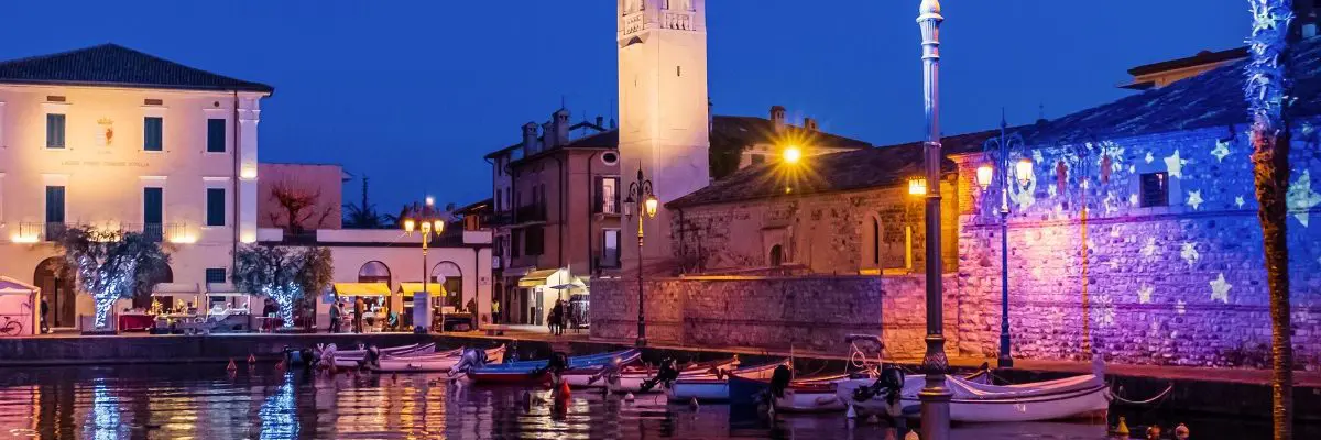 natale-a-lazise-il-piu-grande-mercatino-sul-lago-di-garda-1200x400.jpg.webp